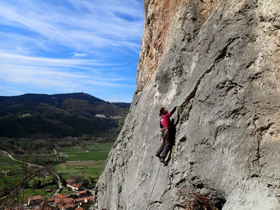 Barbara klettert eine 5b im Sektor Babna