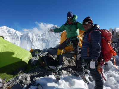 Phujung (rechts) im Camp 1, einen Tag vor seinem Tod