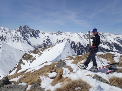 Ein bescheidenes Gipfelkreuz am Kettentalkogel