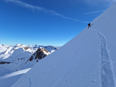 Durch die 45 Grad steile NW Flanke des Piz Cambrena ...
