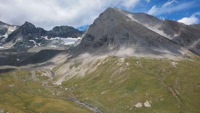 In einem weiten Bogen geht es durch dieses Kar zur Salmhütte